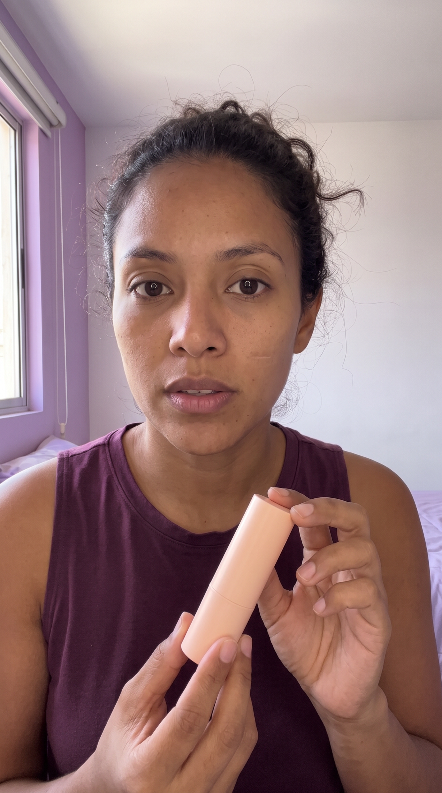 Escena ilustrativa: mujer con la barra de silicona